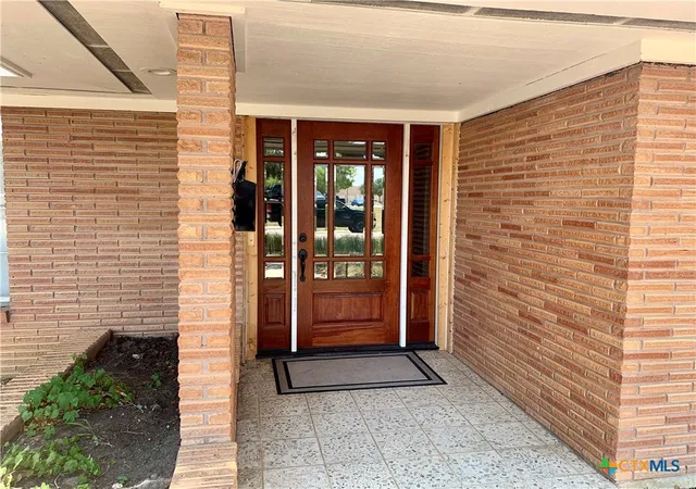 Photo 2 of Single family home for sale at 2202 E Loma Vista Ave, Victoria, TX 77901 | MLS# 623796 | Listing updated on 2026-09-06