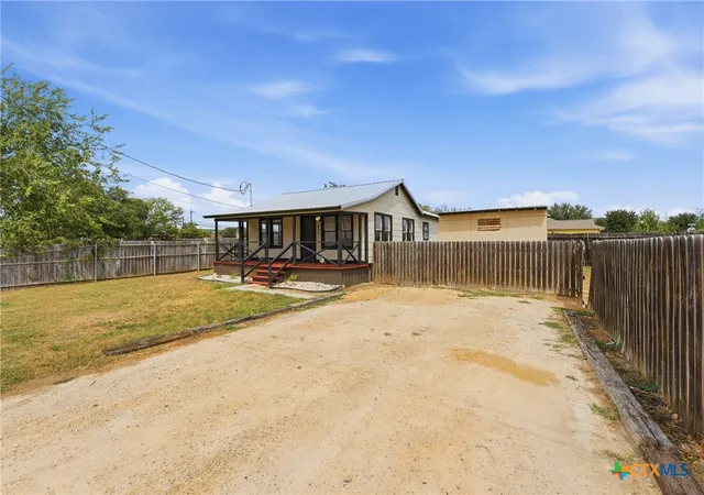 Photo 3 of Sale Pending at 1921 Dreyer Ln, Gonzales, TX 78629 | MLS# 624637 | Listing updated on 2026-09-10
