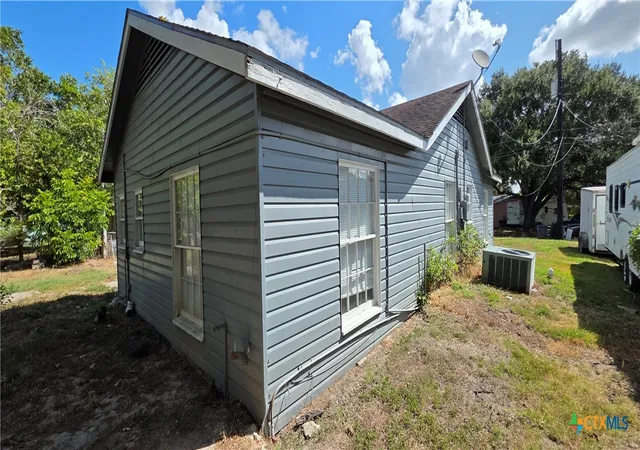 Photo 2 of Single family home for sale at 1201 La Valliere St, Victoria, TX 77901 | MLS# 624709 | Listing updated on 2026-09-11