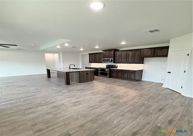 Photo 2 of Single family home for sale at 813 Waylon Cir, Killeen, TX 76542 | MLS# 622170 | Listing updated on 2026-09-08