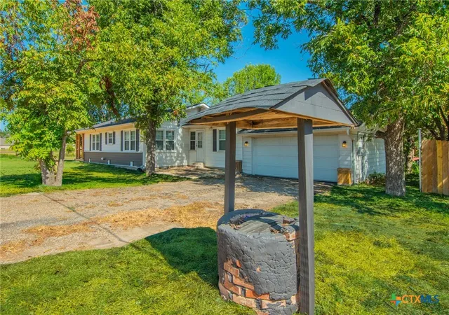 Photo 3 of Single family home for sale at 814 E Young Ave, Temple, TX 76501 | MLS# 624876 | Listing updated on 2026-09-10