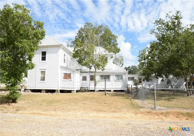 Photo 2 of Single family home for sale at 149 N Commercial St, Goliad, TX 77963 | MLS# 624949 | Listing updated on 2026-09-11