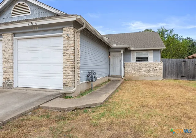 Listing Photo 4 - Condo for sale in building located at 608/610 Greenlawn Blvd, Round Rock, TX 78664