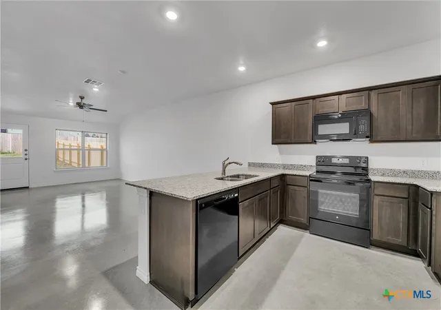 Listing Photo 4 - Condo for sale in building located at 627 Pacific Crest Trl, Copperas Cove, TX 76522