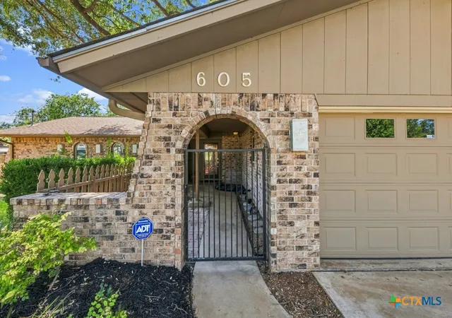 Photo 2 of Single family home for sale at 605 Ridgecrest, New Braunfels, TX 78130 | MLS# 625032 | Listing updated on 2026-09-12