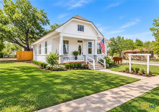 Photo 1 of Single family home for sale at 612 W Grand Ave, Yoakum, TX 77995 | MLS# 625114 | Listing updated on 2026-09-13