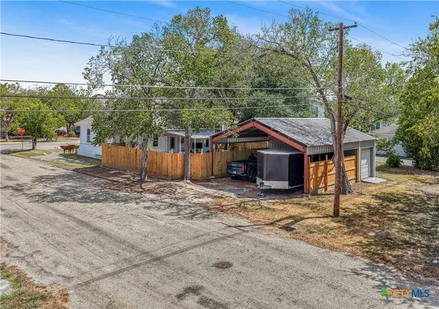 Photo 2 of Single family home for sale at 612 W Grand Ave, Yoakum, TX 77995 | MLS# 625114 | Listing updated on 2026-09-13