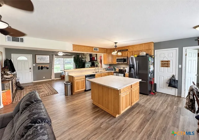 Photo 2 of Single family home for sale at 406 Royal Oak Dr, Victoria, TX 77905 | MLS# 625127 | Listing updated on 2026-09-12