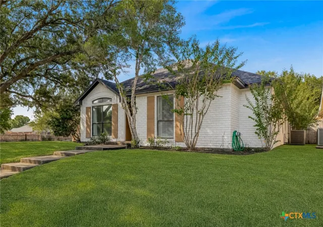 Photo 2 of Single family home for sale at 301 Trentwood Cir, Victoria, TX 77901 | MLS# 625144 | Listing updated on 2026-09-13