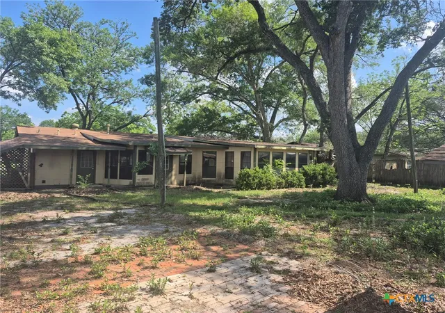 Photo 2 of Sale Pending at 404 Svoboda St, Yoakum, TX 77995 | MLS# 625171 | Listing updated on 2026-10-06