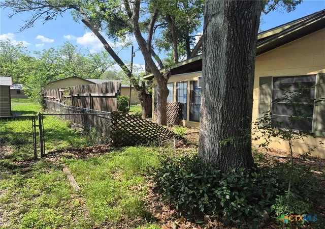 Photo 3 of Sale Pending at 404 Svoboda St, Yoakum, TX 77995 | MLS# 625171 | Listing updated on 2026-10-06
