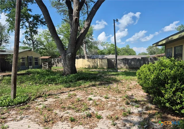 Photo 4 of Sale Pending at 404 Svoboda St, Yoakum, TX 77995 | MLS# 625171 | Listing updated on 2026-10-06