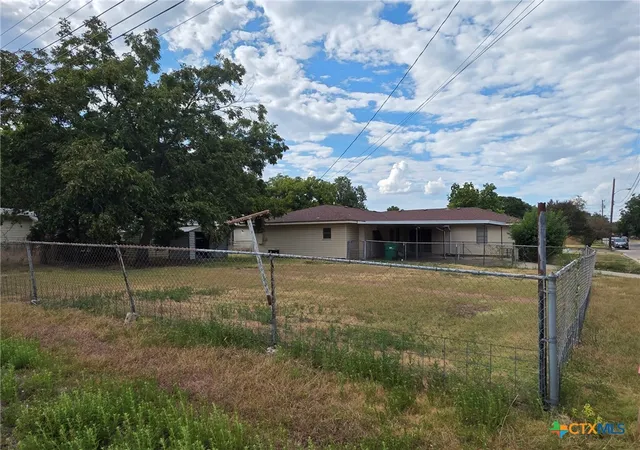 Photo 3 of Single family home for sale at 140 Darden Dr, Robinson, TX 76706 | MLS# 625181 | Listing updated on 2026-09-17