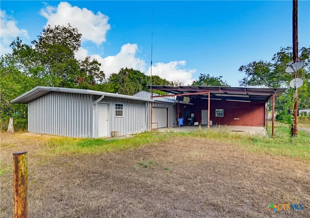 Photo 1 of Single family home for sale at 206 E Pine St, Seguin, TX 78155 | MLS# 625129 | Listing updated on 2026-09-16