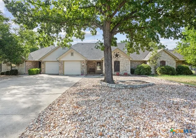 Photo 3 of Townhouse for sale at 1006 W North Ave, Lampasas, TX 76550 | MLS# 625233 | Listing updated on 2026-09-15