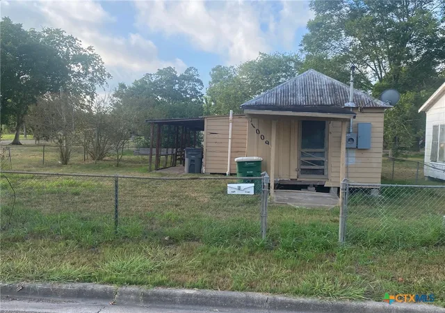 Single family home for sale at 1009 Pine St, Victoria, TX 77901 | MLS# 625189