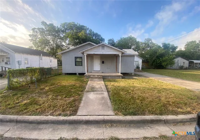 Single family home for sale at 1005 Pine St, Victoria, TX 77901 | MLS# 625184