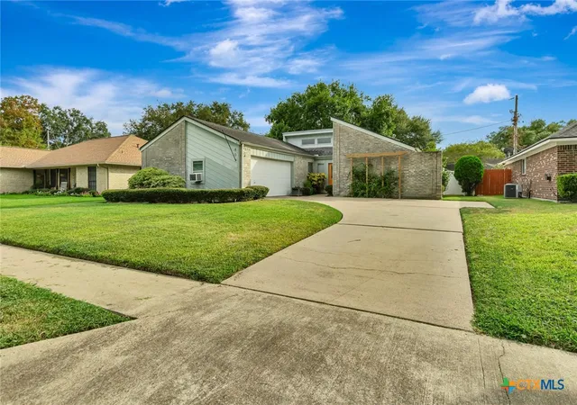 Photo 1 of Single family home for sale at 607 Bedivere Dr, Victoria, TX 77904 | MLS# 625369 | Listing updated on 2026-10-03