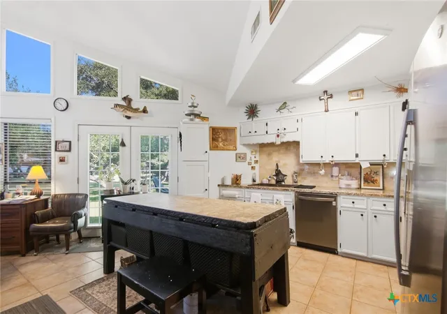 Photo 3 of Single family home for sale at 513 Lakeshore Dr, Victoria, TX 77905 | MLS# 625310 | Listing updated on 2026-09-15