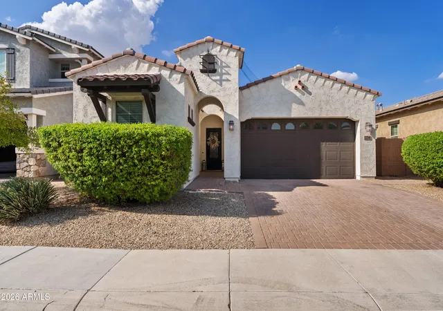 Photo 2 of Sale Pending at 224 W Fellars Dr, Phoenix, AZ 85023 | MLS# 7065570 | Listing updated on 2026-09-11