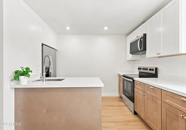 Listing Photo 4 - Condo for sale in building located at 3737 E Turney Ave, Phoenix, AZ 85018 - Unit #226