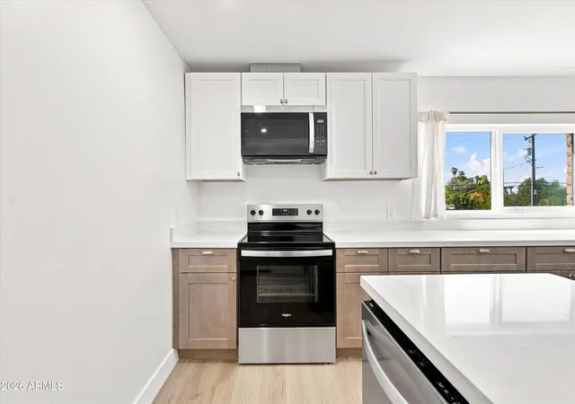 Listing Photo 5 - Condo for sale in building located at 3737 E Turney Ave, Phoenix, AZ 85018 - Unit #226