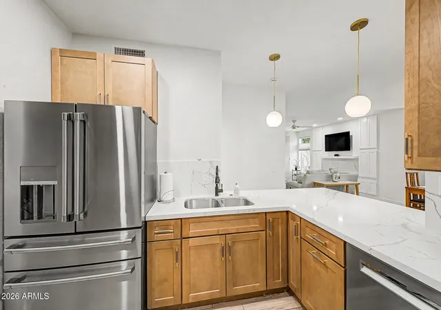 Listing Photo 3 - Condo for sale in building located at 1747 E Northern Ave, Phoenix, AZ 85020 - Unit #182