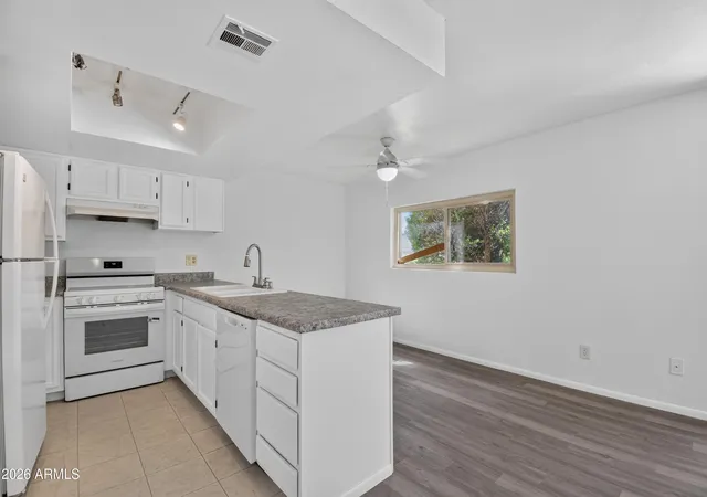 Photo 4 of Townhouse for sale at 18811 N 19th Avenue #1024, Phoenix, AZ 85027 | MLS# 7079443 | Listing updated on 2026-09-12