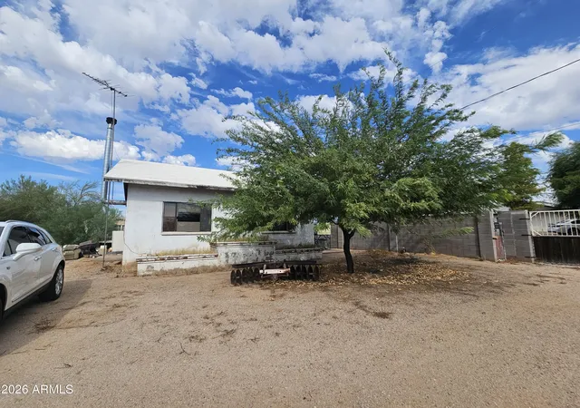 Photo 3 of Single family home for sale at 948 N Crismon Rd, Mesa, AZ 85207 | MLS# 7077075 | Listing updated on 2026-09-10
