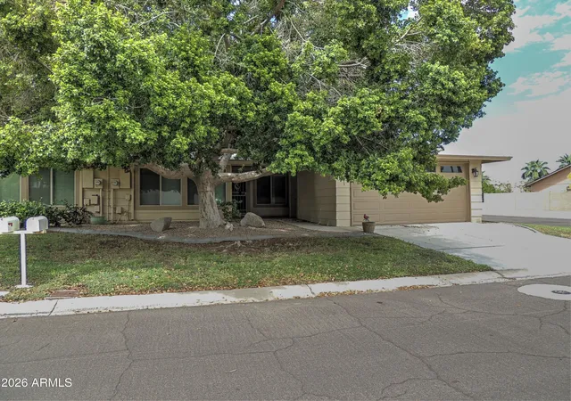 Townhouse for sale at 12166 S Shoshoni Dr, Phoenix, AZ 85044 | MLS# 7077298