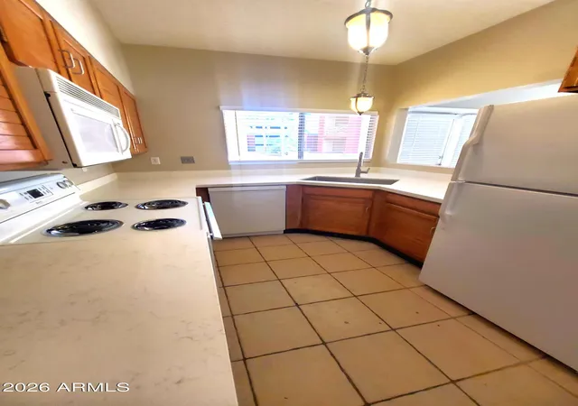 Listing Photo 4 - Condo for sale in building located at 154 W 5Th St, Tempe, AZ 85281 - Unit #152
