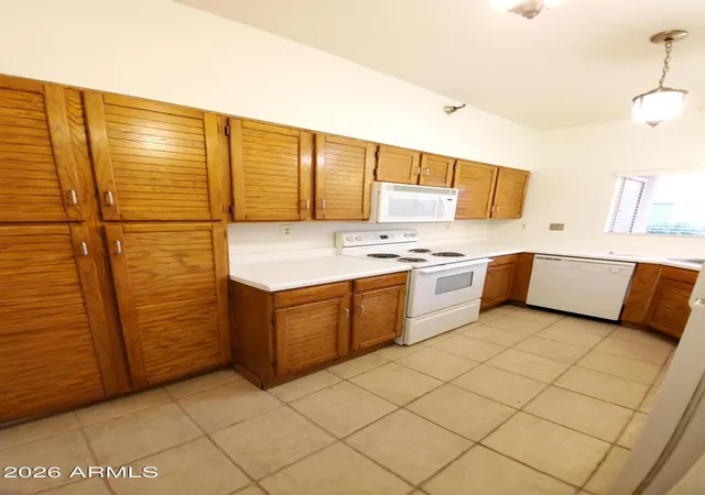 Listing Photo 5 - Condo for sale in building located at 154 W 5Th St, Tempe, AZ 85281 - Unit #152