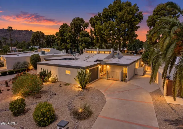 Photo 2 of Townhouse for sale at 118 W Tam Oshanter Dr, Phoenix, AZ 85023 | MLS# 7079153 | Listing updated on 2026-09-12