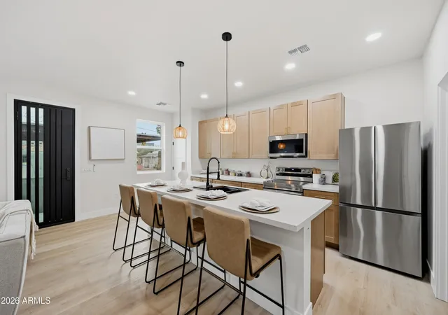 Photo 4 of Townhouse for sale at 170 E Monterey Way, Phoenix, AZ 85012 | MLS# 7098144 | Listing updated on 2026-10-27