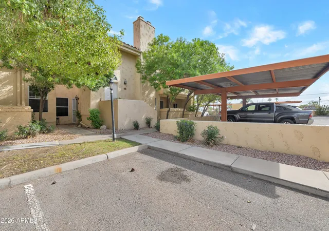 Listing Photo 2 - Condo for sale in building located at 1333 E Morten Ave, Phoenix, AZ 85020 - Unit #213