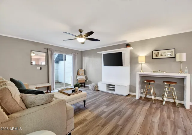 Listing Photo 2 - Condo for sale in building located at 810 E Colter St, Phoenix, AZ 85014 - Unit #37