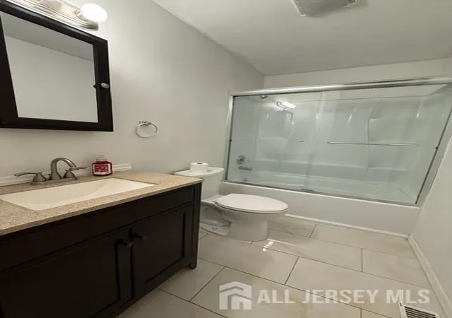 Listing Photo 5 - Condo for sale in building located at 8 Benjamin Franklin Dr, Monroe, NJ 08831 - Unit #G
