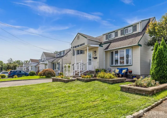Photo 3 of Single family home for sale at 17 Carter Pl, Parlin, NJ 08859 | MLS# 2704018R | Listing updated on 2026-09-15