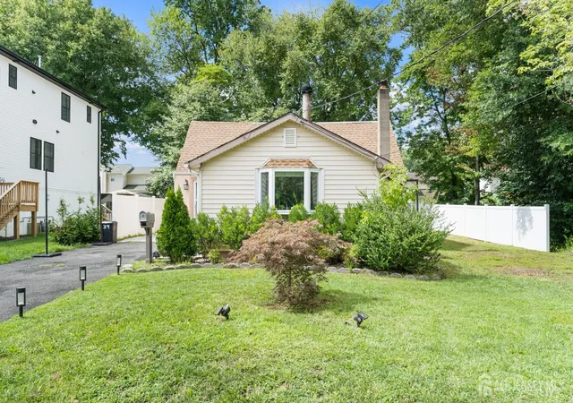 Photo 1 of Single family home for sale at 39 Salem Pl, Cliffwood, NJ 07721 | MLS# 2704982R | Listing updated on 2026-09-25