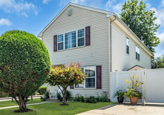 Photo 2 of Single family home for sale at 425 Thomas St, Perth Amboy, NJ 08861 | MLS# 2703686R | Listing updated on 2026-09-18