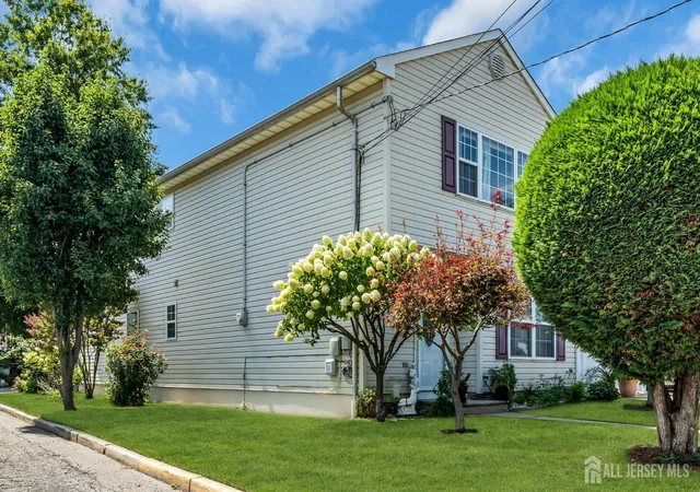 Photo 3 of Single family home for sale at 425 Thomas St, Perth Amboy, NJ 08861 | MLS# 2703686R | Listing updated on 2026-09-18