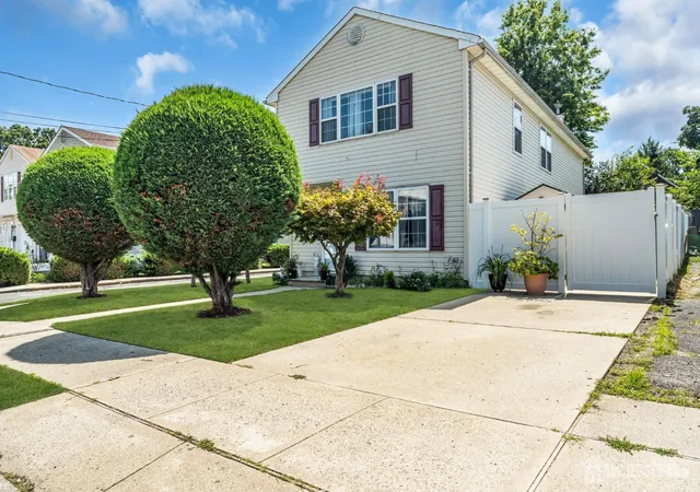 Photo 4 of Single family home for sale at 425 Thomas St, Perth Amboy, NJ 08861 | MLS# 2703686R | Listing updated on 2026-09-18