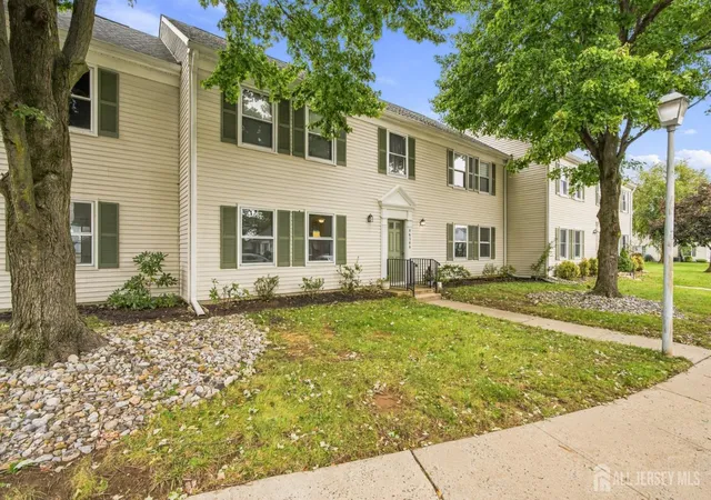 Listing Photo 2 - Condo for sale in building located at 636 Yale Wy, Monroe Township, NJ 08831 - Unit #B