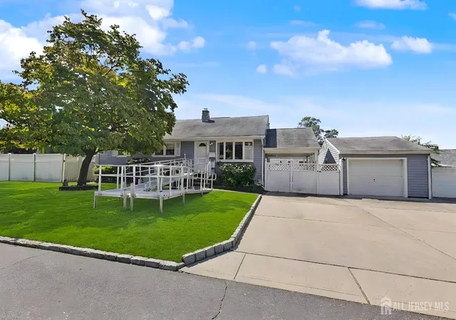 Photo 3 of Single family home for sale at 29 Joyce Pl, Parlin, NJ 08859 | MLS# 2703925R | Listing updated on 2026-10-04