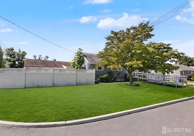 Photo 4 of Single family home for sale at 29 Joyce Pl, Parlin, NJ 08859 | MLS# 2703925R | Listing updated on 2026-10-04