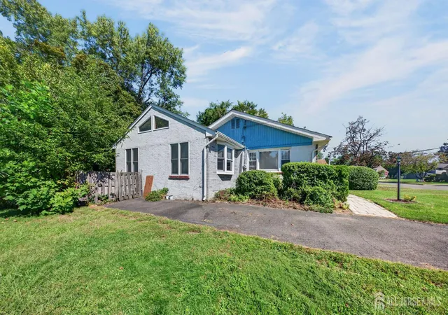 Photo 3 of Single family home for sale at 5 Lydecker Pl, Middlesex, NJ 08846 | MLS# 2704216R | Listing updated on 2026-09-26