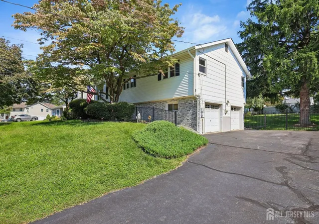 Photo 2 of Single family home for sale at 9 Heather Dr, Manalapan, NJ 07726 | MLS# 2704879R | Listing updated on 2026-09-28
