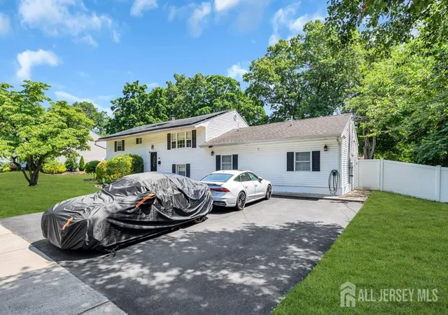Photo 3 of Single family home for sale at 14 Arlington Dr, Howell, NJ 07731 | MLS# 2704333R | Listing updated on 2026-09-28