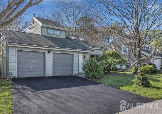 Photo 3 of Single family home for sale at 521 Dorothy Pl, Brick, NJ 08723 | MLS# 2704378R | Listing updated on 2026-09-12