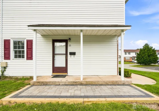 Photo 3 of Townhouse for sale at 21 Iowa Ct, Matawan, NJ 07747 | MLS# 2703237R | Listing updated on 2026-09-10